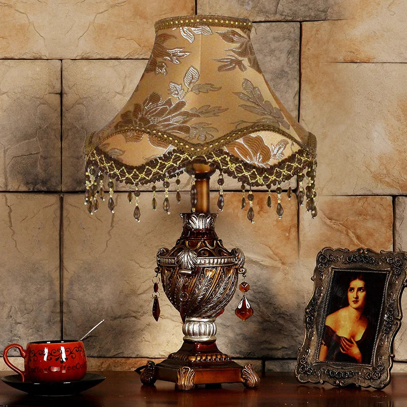 Lampe de chevet ancienne en résine ciselée et pampilles, 5 décors