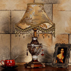 Lampe de chevet ancienne en résine ciselée et pampilles, 5 décors