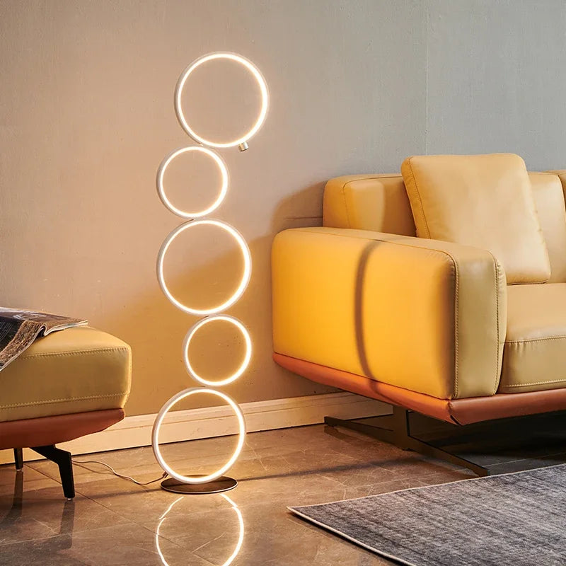Lampadaire à anneaux LED empilés au dessin graphique