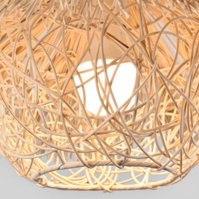 Un nid ajouré qui adoucit l'éclat de l'ampoule
