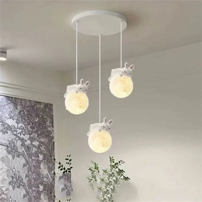 Lune lumineuse et petit animal endormi au plafond
