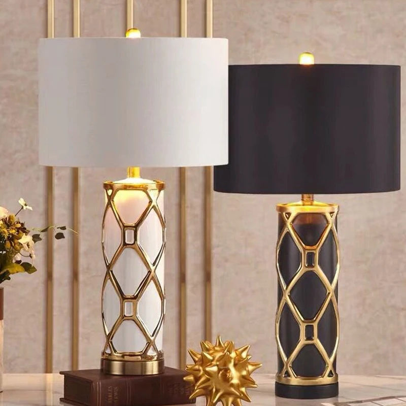 Lampe à poser en céramique à résille dorée, abat-jour tambour 35 cm