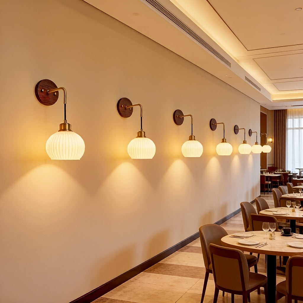 Applique murale suspendue globe en verre côtelé blanc, câble noir