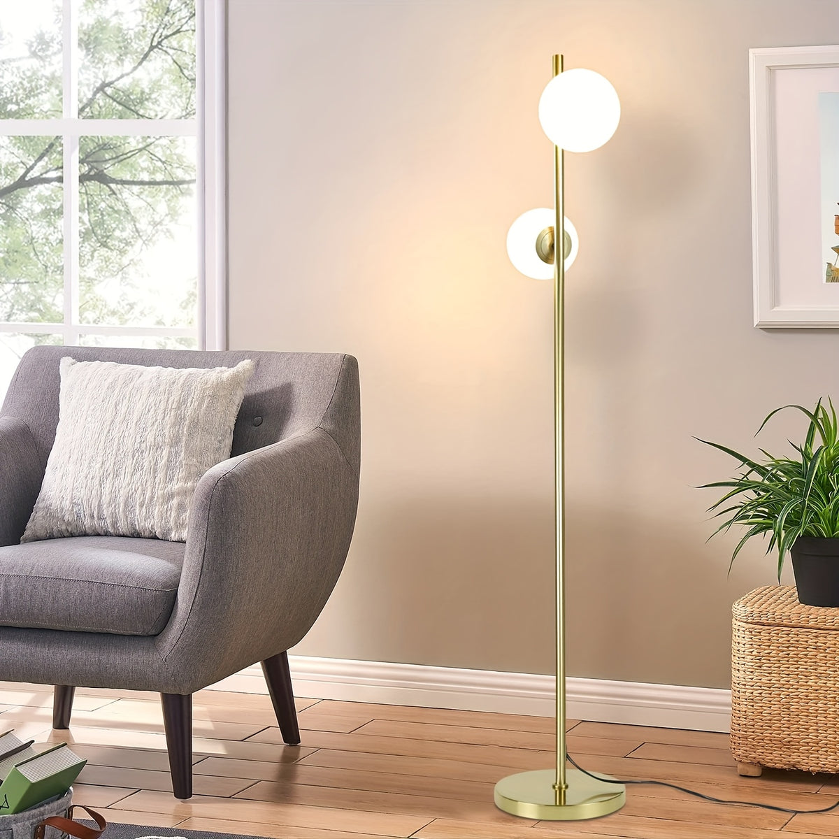 Une clarté laiteuse du hall jusqu'au salon