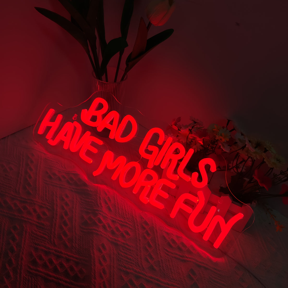 Enseigne néon LED rouge « Bad Girls Have More Fun », 43 cm