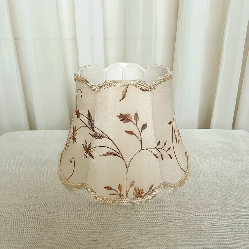 Abat-jour brodé crème à bord festonné et galon tressé, Ø 30 cm