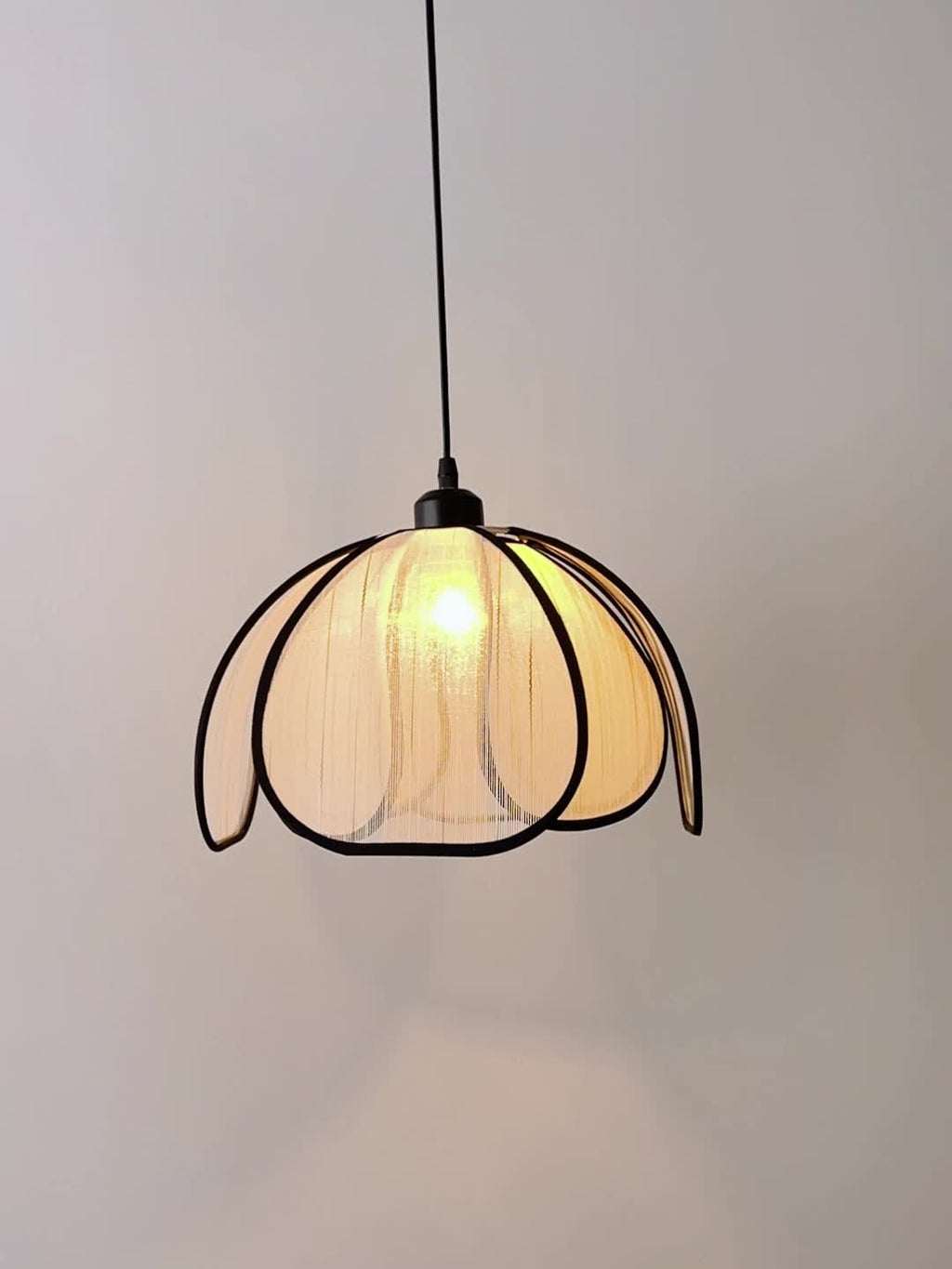 Abat-jour à pétales en lin voile et passepoil noir, Ø 30 cm