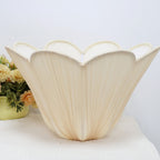 Abat-jour fleur en tissu plissé beige clair à bord festonné