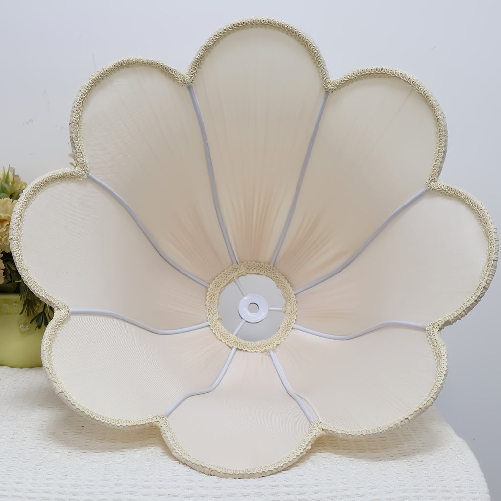 Abat-jour fleur en tissu plissé beige clair à bord festonné