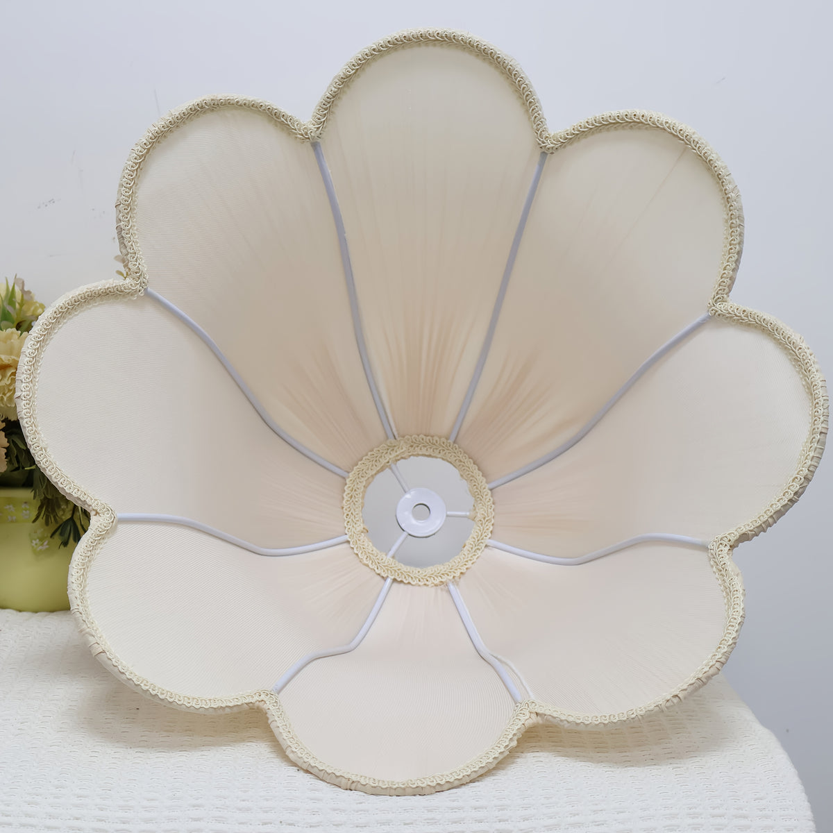Abat-jour fleur en tissu plissé beige clair à bord festonné