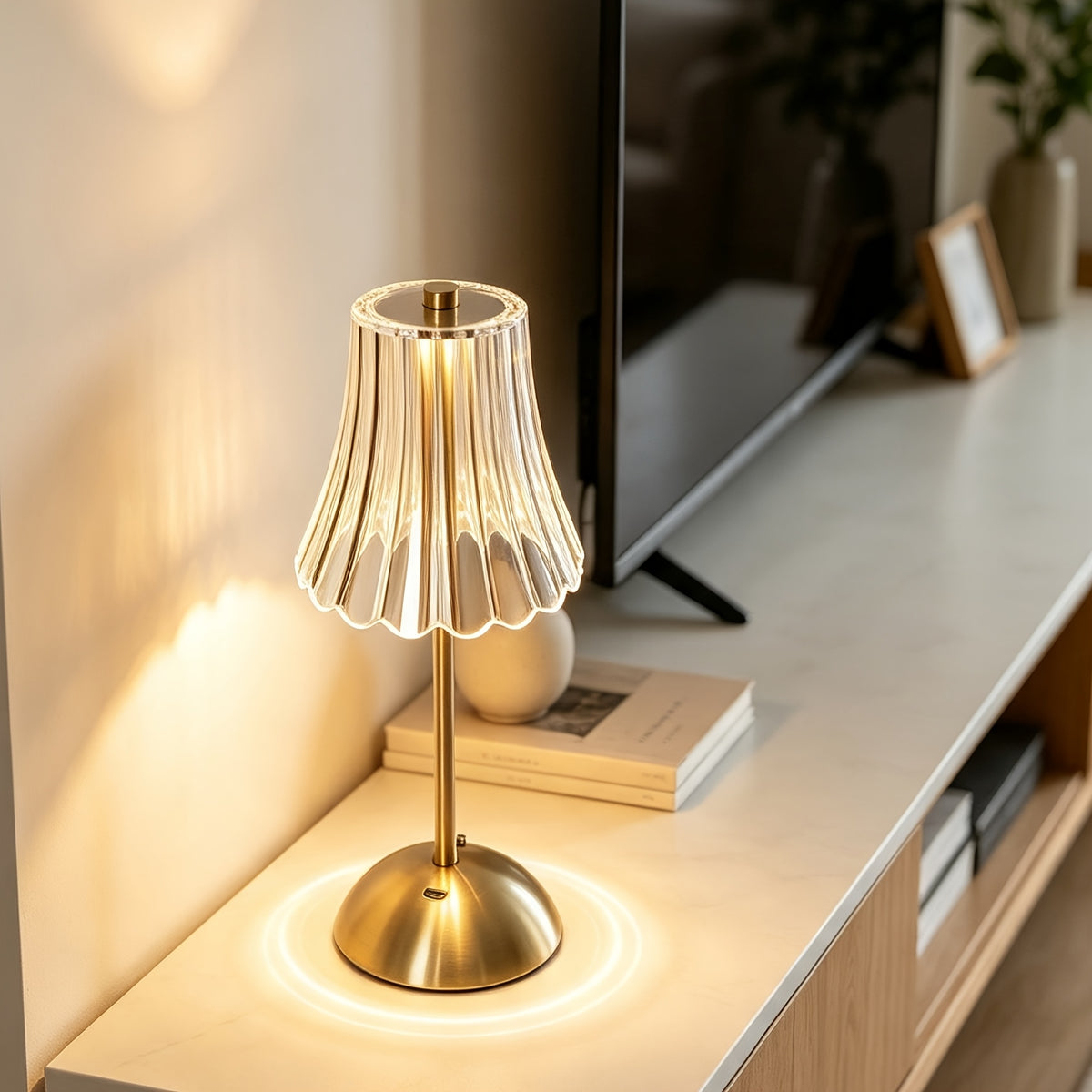 Lampe dorée à l'abat-jour cannelé en corolle