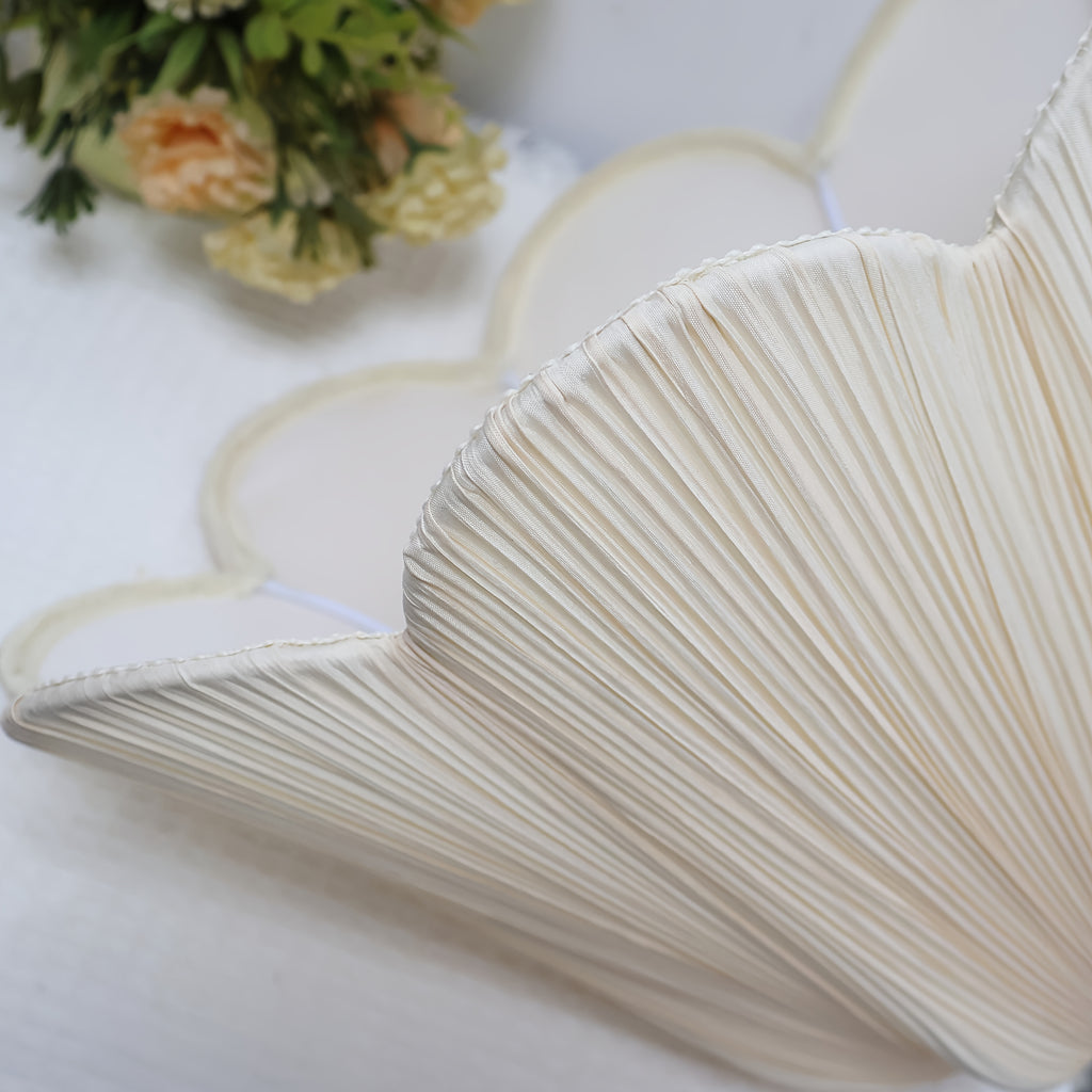 Abat-jour fleur en tissu plissé beige clair à bord festonné