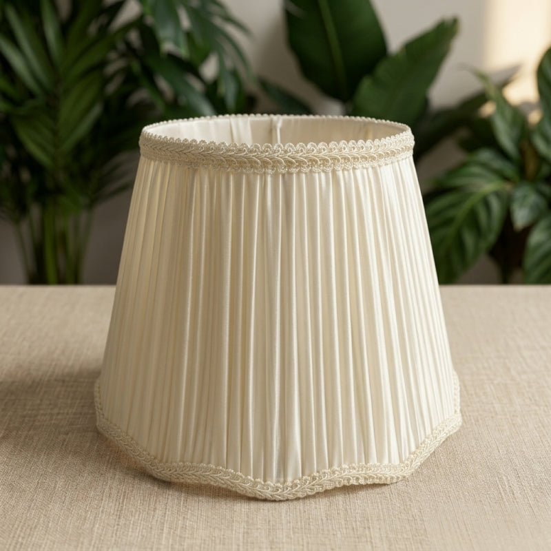 Abat-jour plissé crème festonné à galon de dentelle, Ø 27 cm
