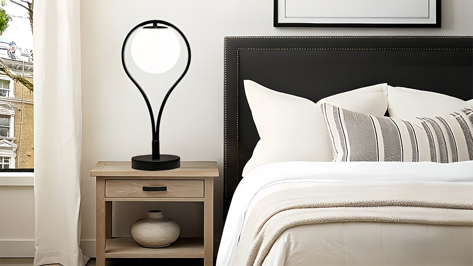 Lampe de chevet noire, globe en verre opalin dans un arceau