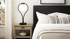 Lampe de chevet noire, globe en verre opalin dans un arceau