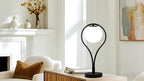 Lampe de chevet noire, globe en verre opalin dans un arceau