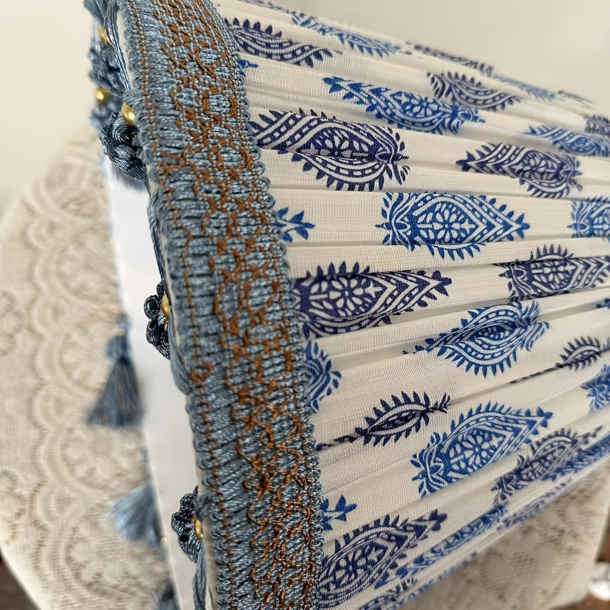 Abat-jour plissé à motif paisley bleu, galon et glands, Ø 30 cm