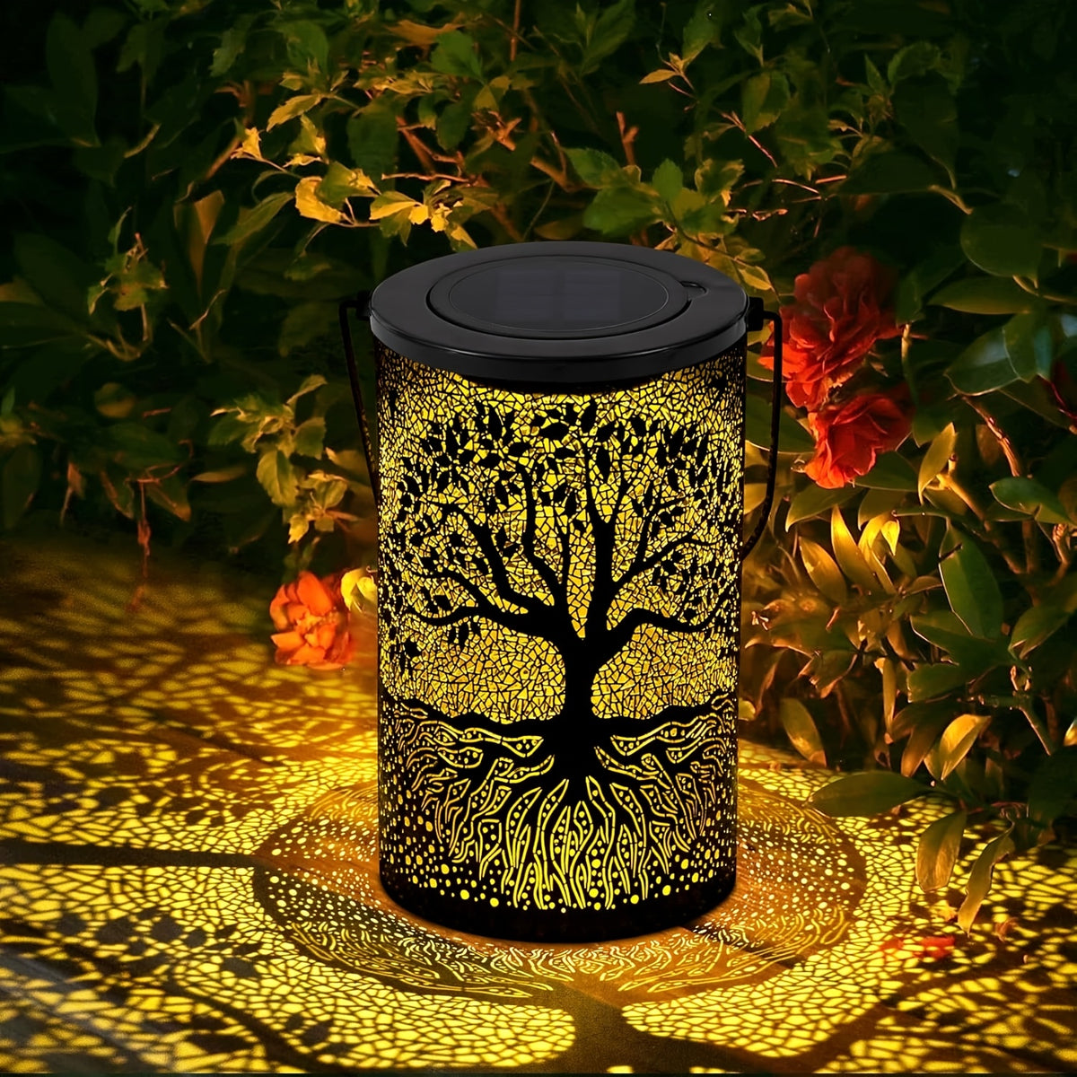 Lanterne solaire cylindre en métal ajouré, motif arbre de vie