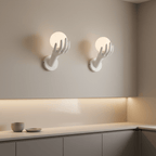 Applique murale main blanche tenant un globe, douille E27
