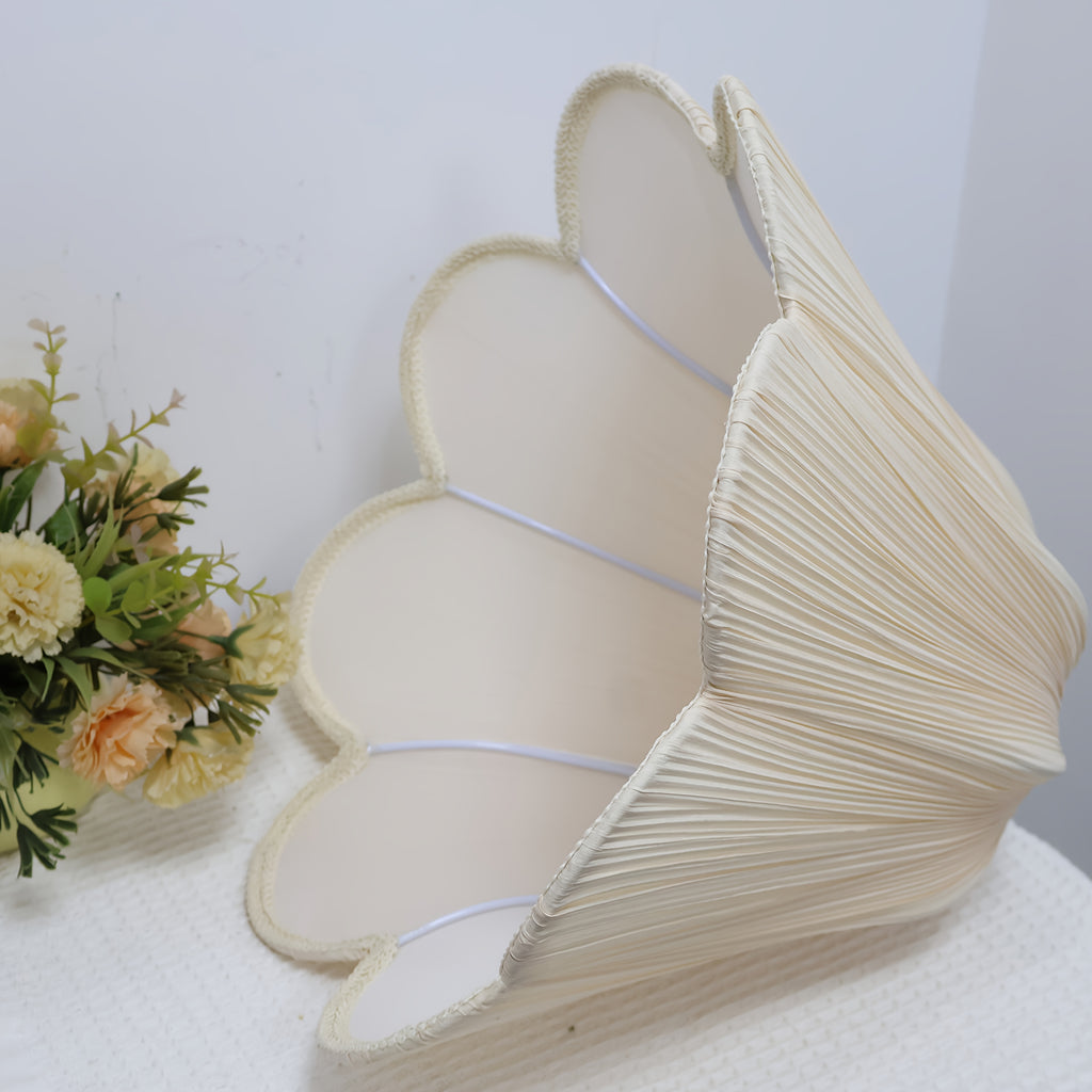 Abat-jour fleur en tissu plissé beige clair à bord festonné