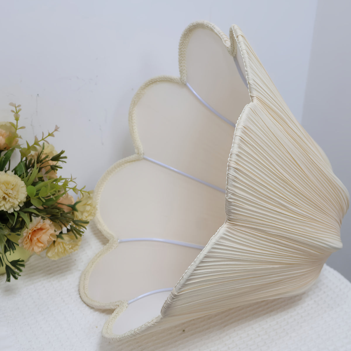 Abat-jour fleur en tissu plissé beige clair à bord festonné