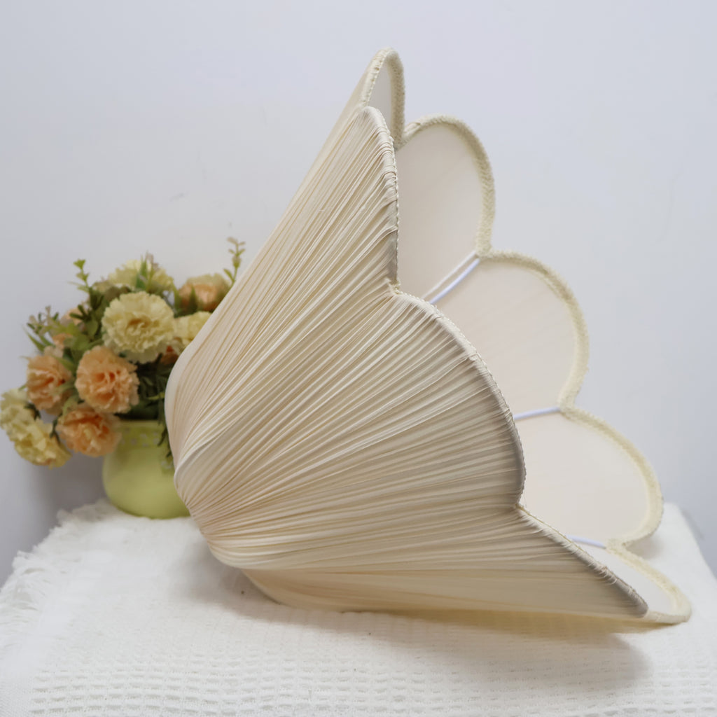 Abat-jour fleur en tissu plissé beige clair à bord festonné