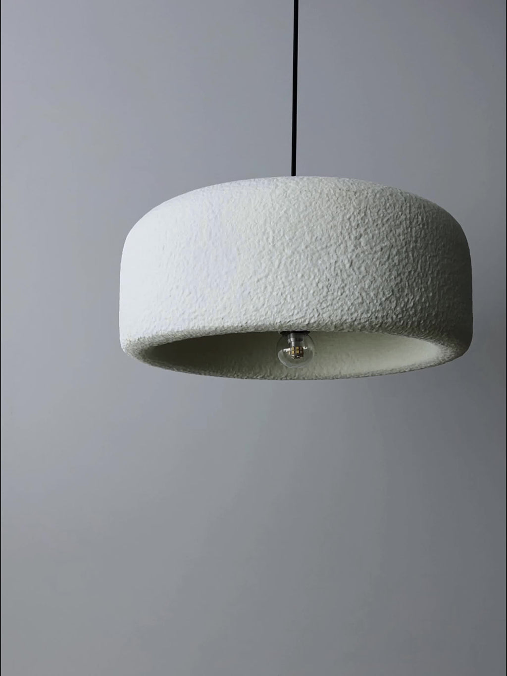 Abat-jour cylindre texture pierre blanc crème, esprit méditerranéen