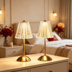 Duo de lampes sans fil dorées aux abat-jour taillé et cannelé