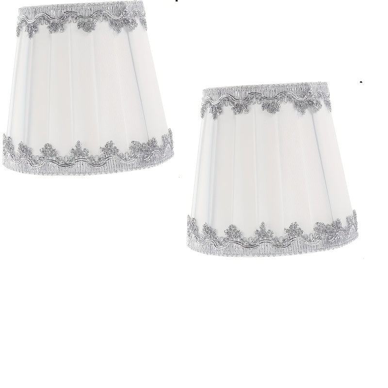 Petit abat-jour plissé blanc bordé de dentelle argentée