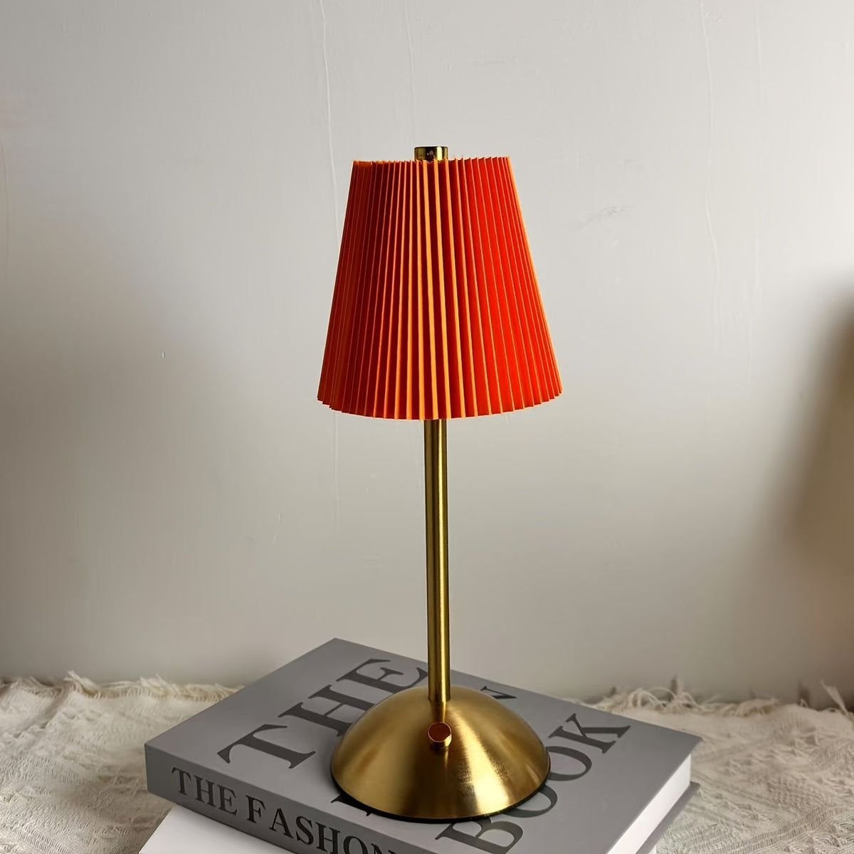 Lampe plissée sans fil sur pied doré en dôme