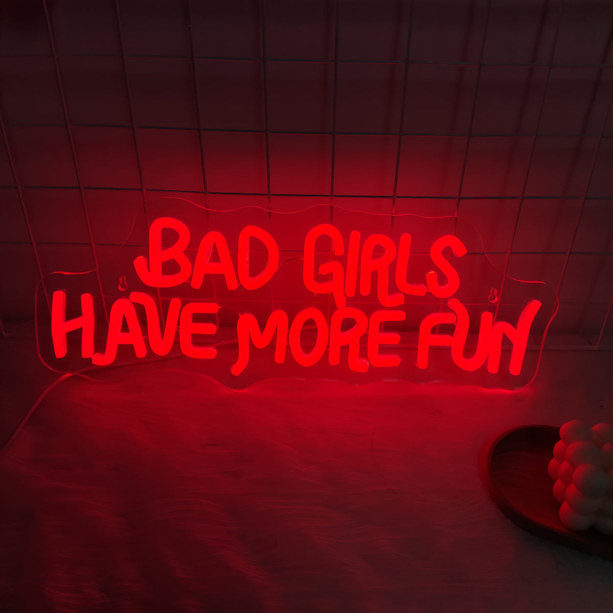 Enseigne néon LED rouge « Bad Girls Have More Fun », 43 cm