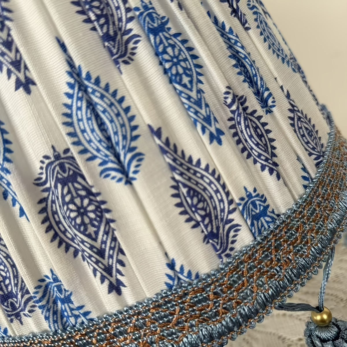 Abat-jour plissé à motif paisley bleu, galon et glands, Ø 30 cm