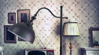 Lampadaire industriel noir avec tablette, recharge sans fil et USB