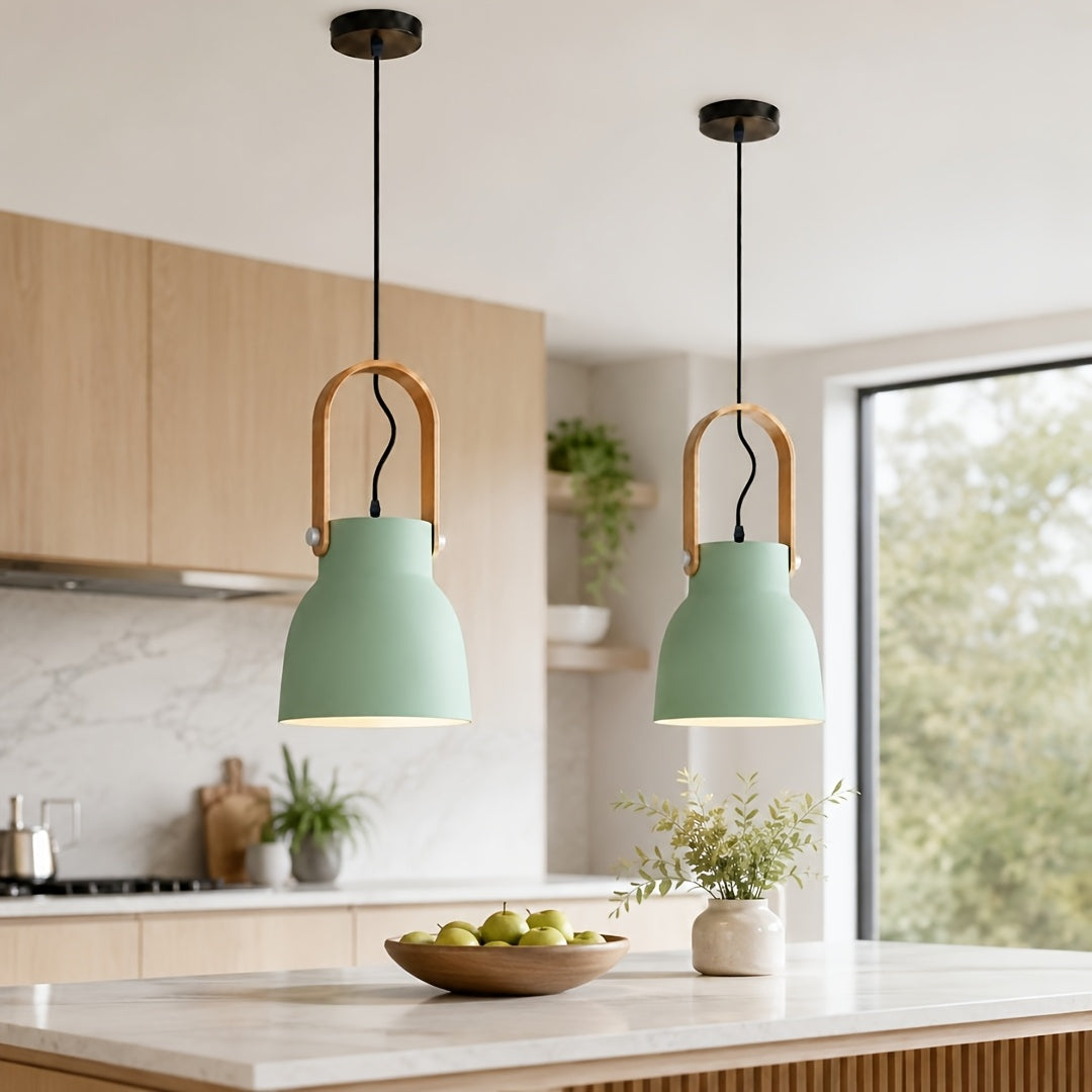 Une cloche qui dirige la lumière vers la table