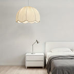 Abat-jour dôme en tissu plissé crème à bord festonné, Ø 39 cm