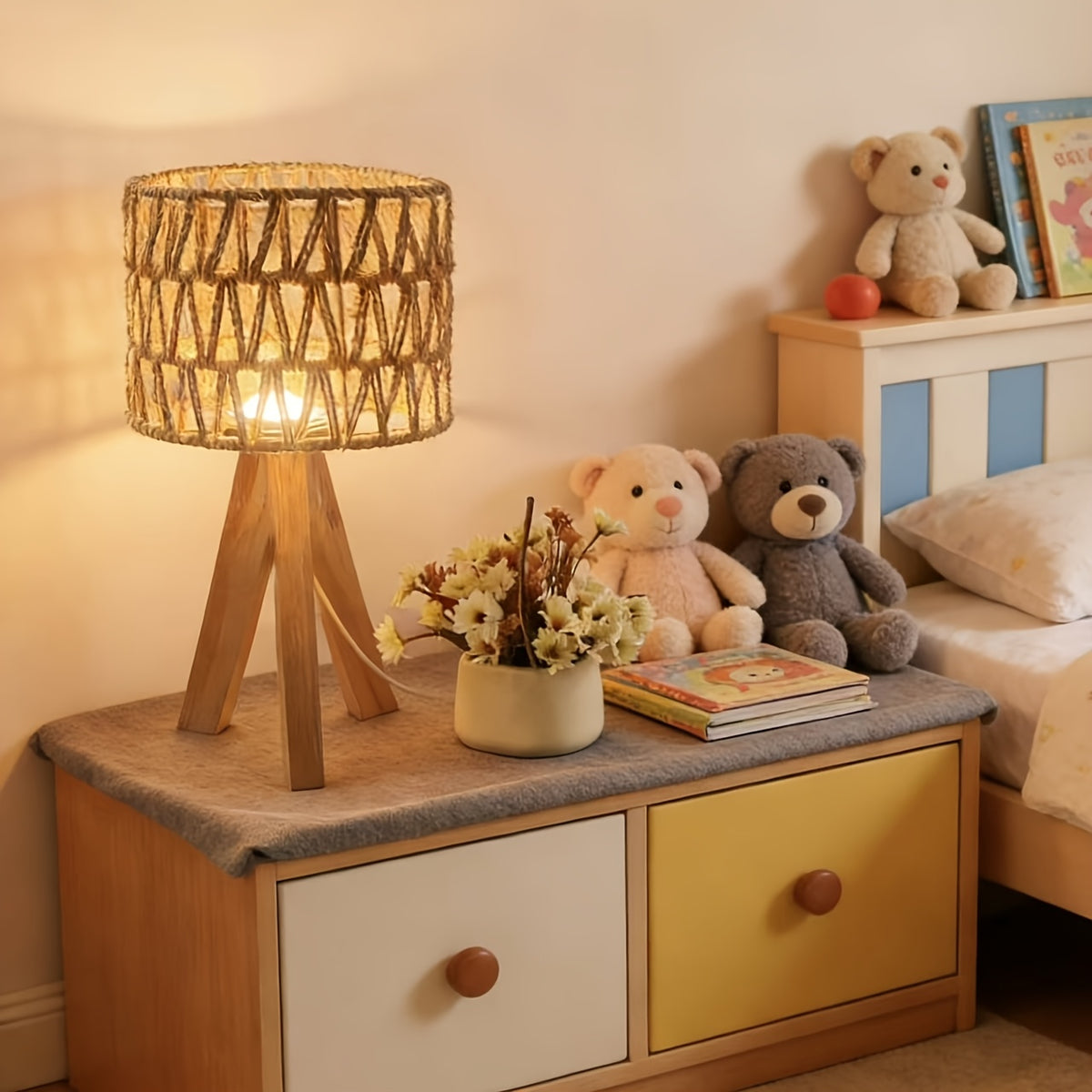 Lampe de chevet trépied en bois, abat-jour en corde tressée ajourée