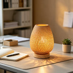 Lampe de chevet en bambou tressé, forme d'œuf sur socle en bois