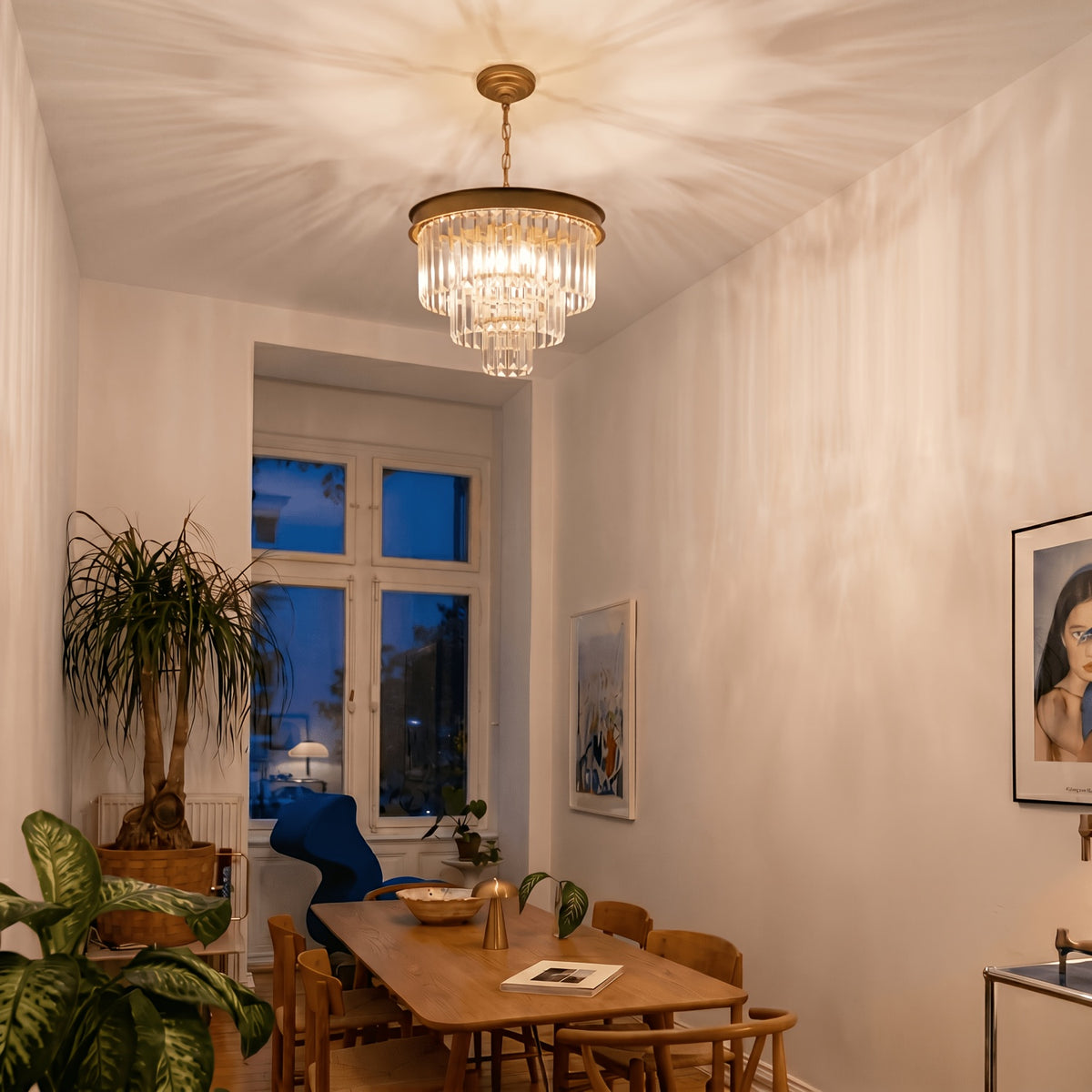 Lustre doré à trois étages de prismes de cristal, 7 lumières E14
