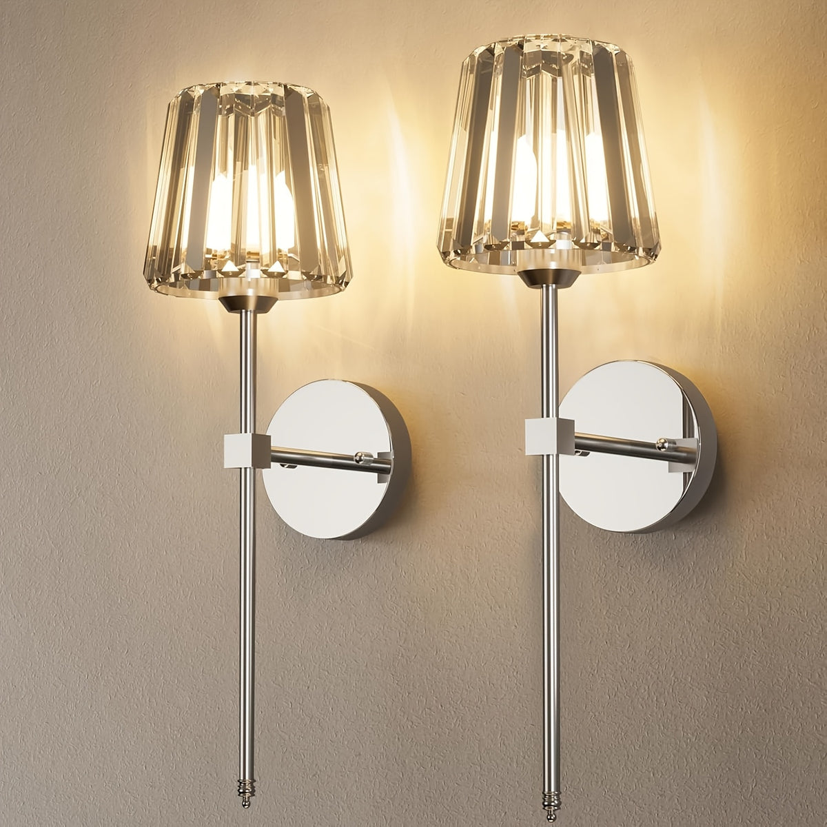 Une applique chromée à abat-jour en prismes de cristal