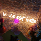Enseigne néon LED « La vie est belle » blanc chaud et cœur rose