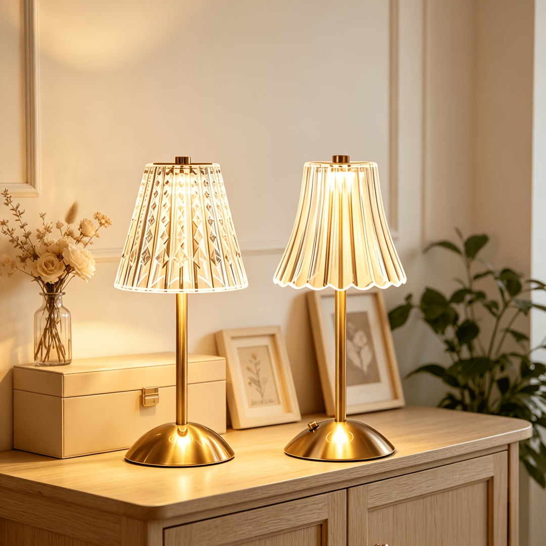 Duo de lampes sans fil dorées aux abat-jour taillé et cannelé