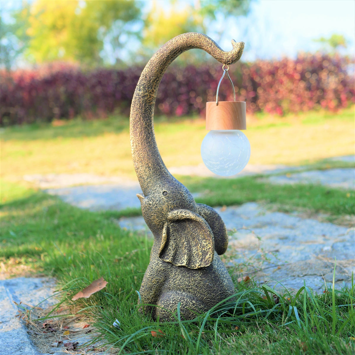 Une décoration originale pour terrasse, bassin et allée