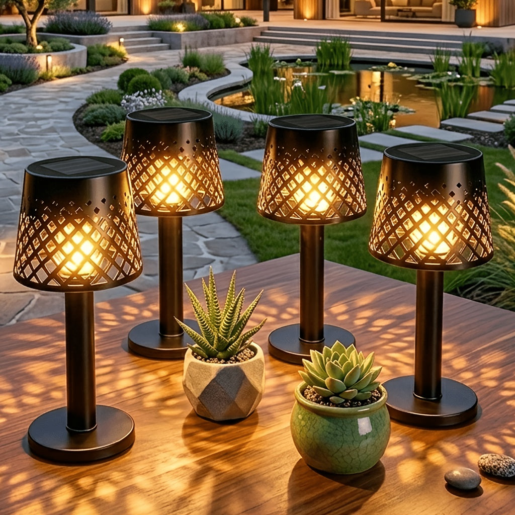 Quatre lampes solaires de bistrot à treillis noir pour table de jardin