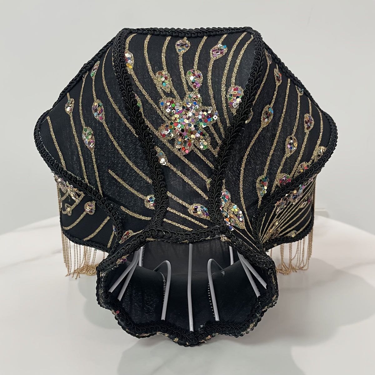 Abat-jour victorien noir brodé de sequins à frange de chaînettes
