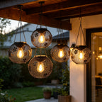 Suspension solaire boule grillagée noire, fleurs et papillons IP65