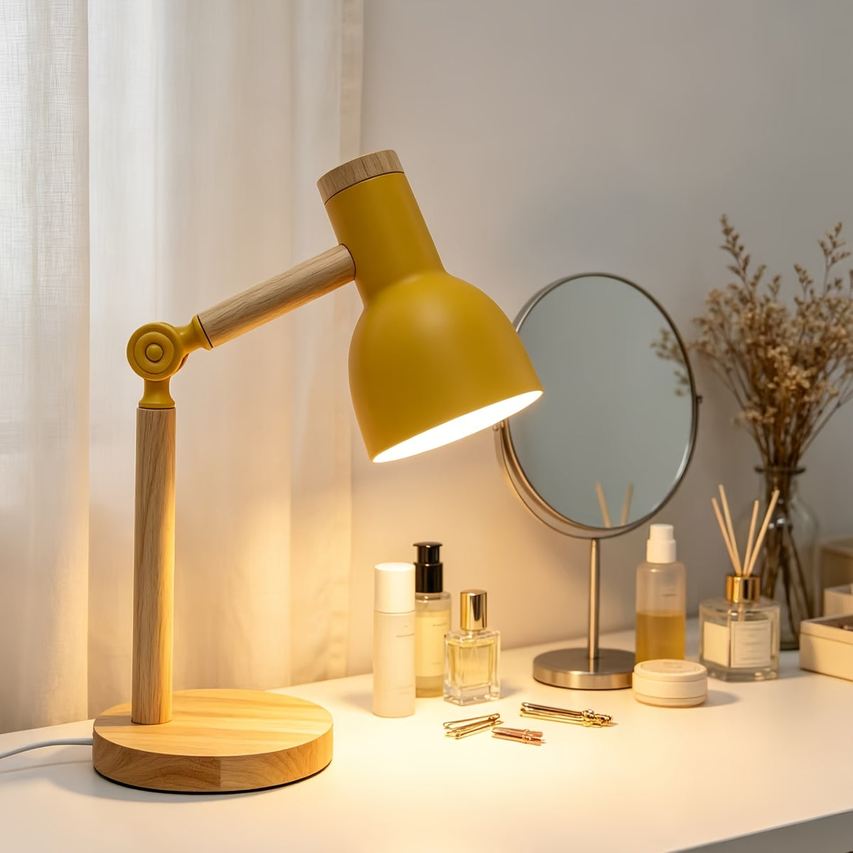 Lampe de chevet articulée jaune moutarde et bois, alimentation USB