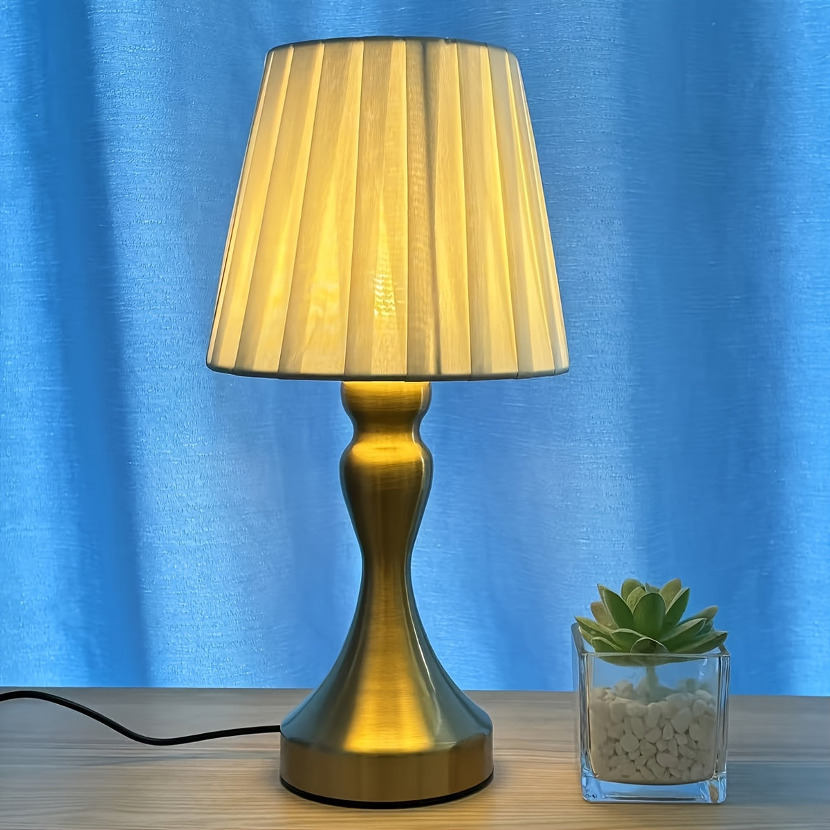 Lampe de chevet à abat-jour plissé blanc et pied doré balustre