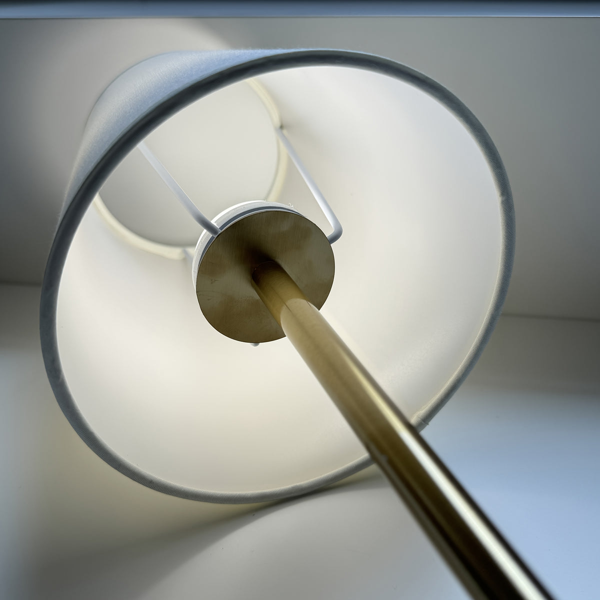 Lampe de chevet sans fil rétro, tige finition laiton et cône en tissu