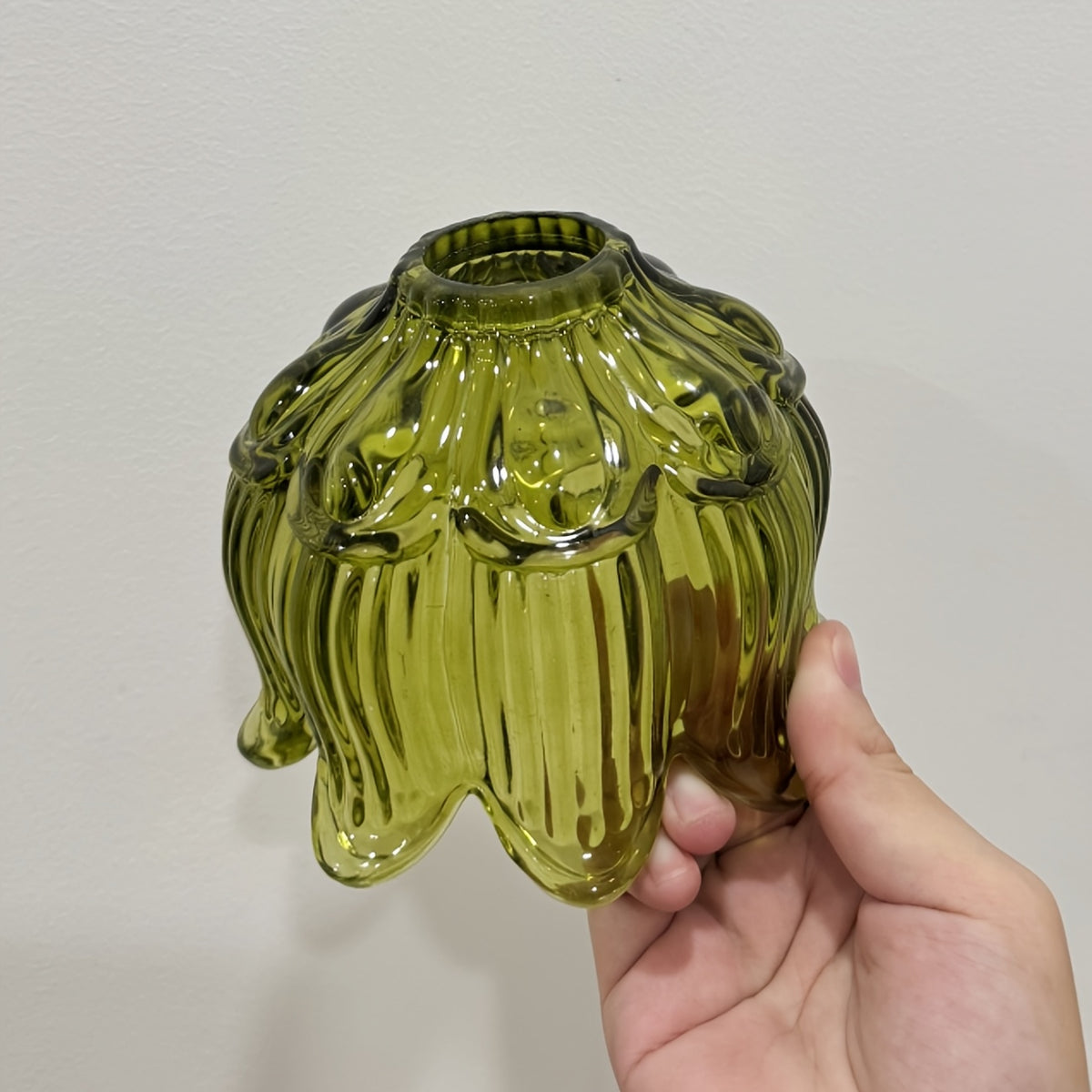Une applique murale relookée d'une fleur verte