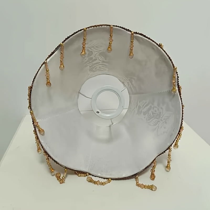 Abat-jour pagode en dentelle dorée à frange de perles ambrées